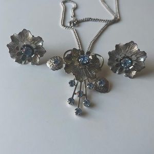VINTAGE SILVER FLOWER LEAF NECKLACE AND SCREW ON EARRINGS WITH AQUAMARINE STONE